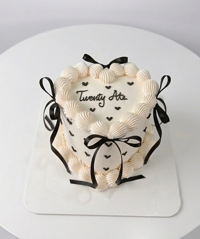 Heart Vintage cake with black bows