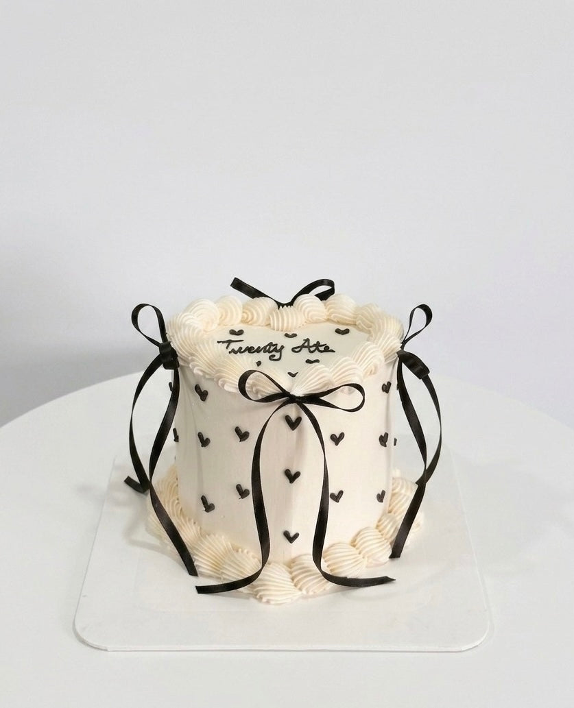 Heart Vintage cake with black bows