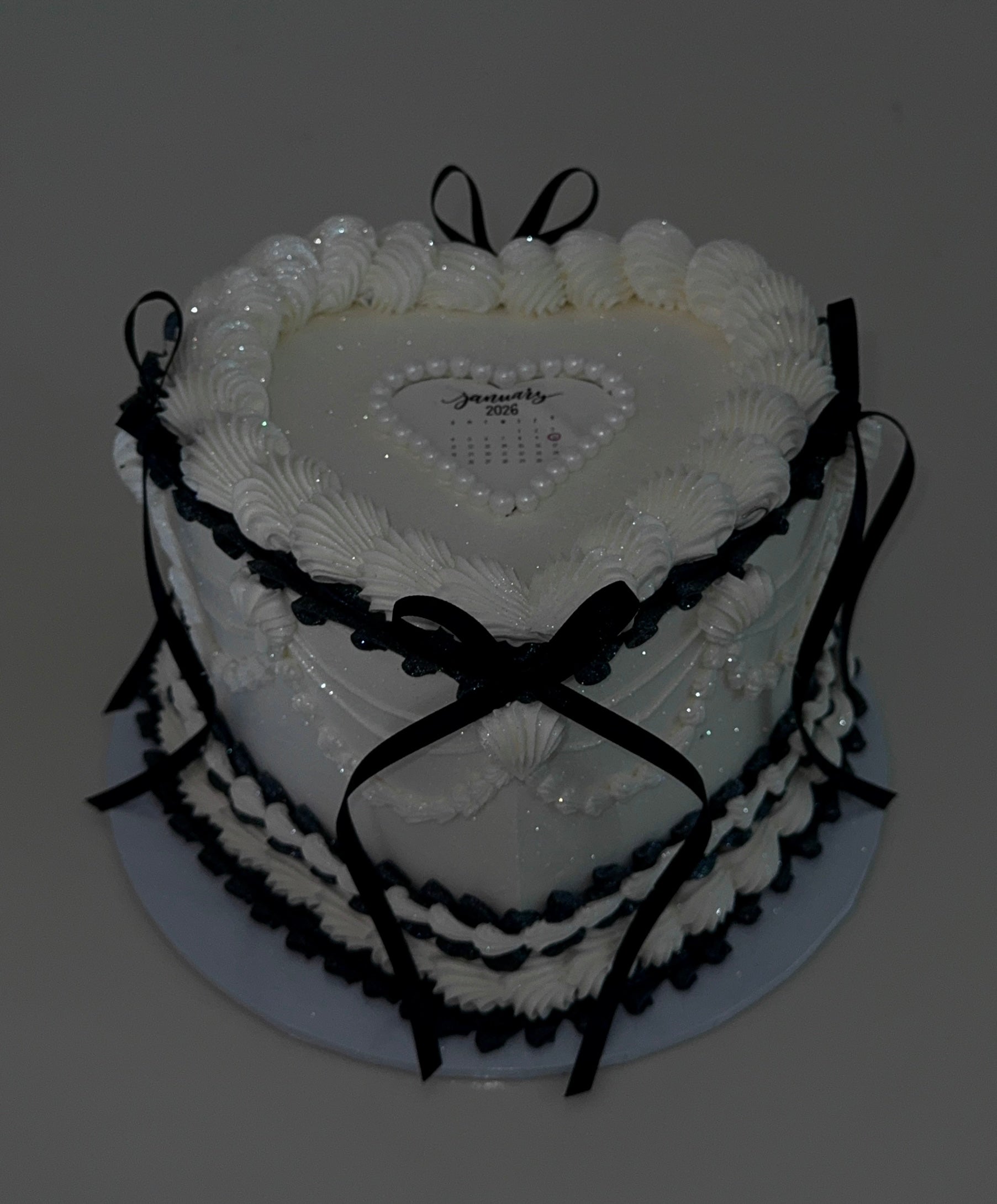 Vintage Heart Cake Pearl White & Black