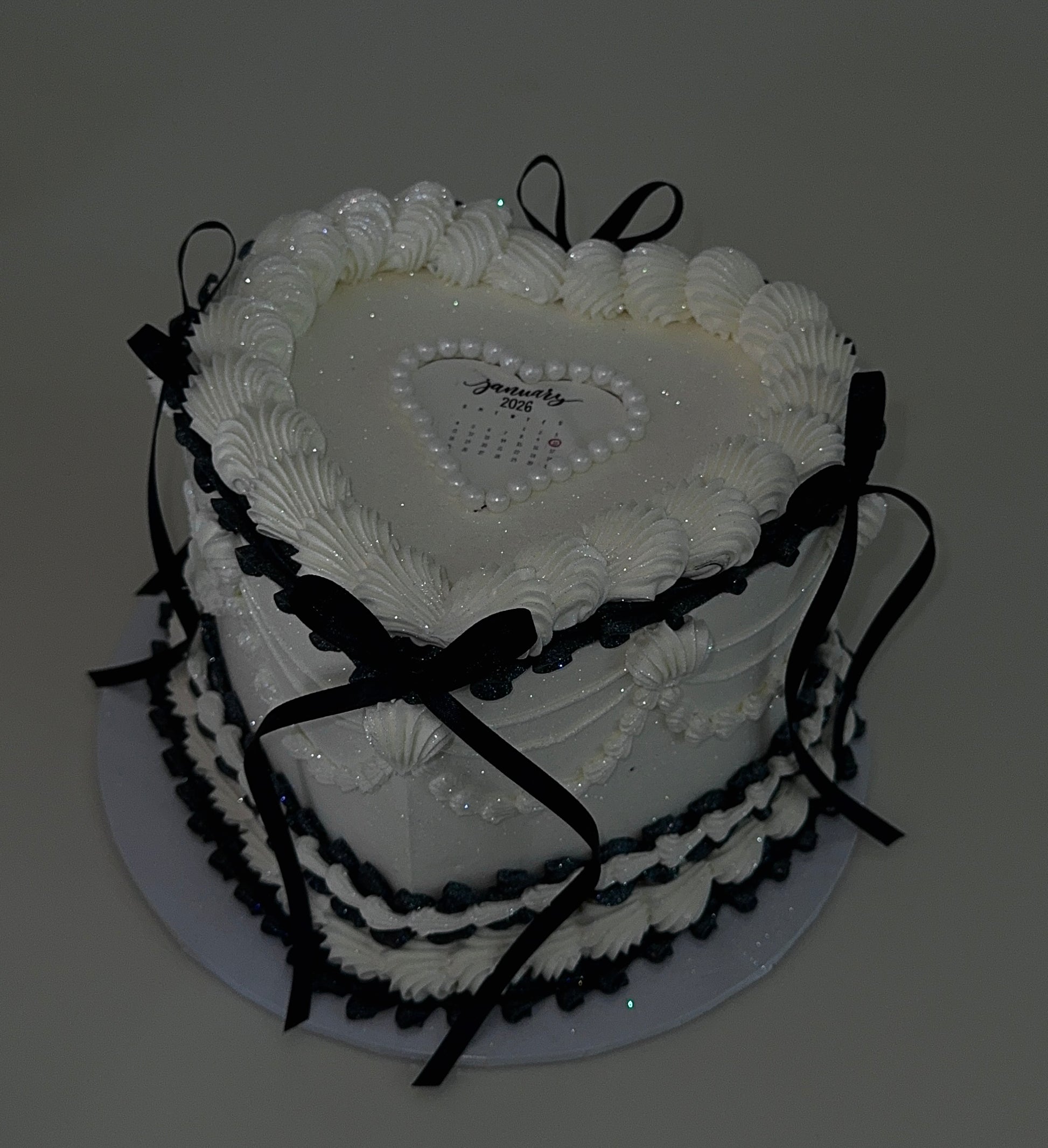 Vintage Heart Cake Pearl White & Black