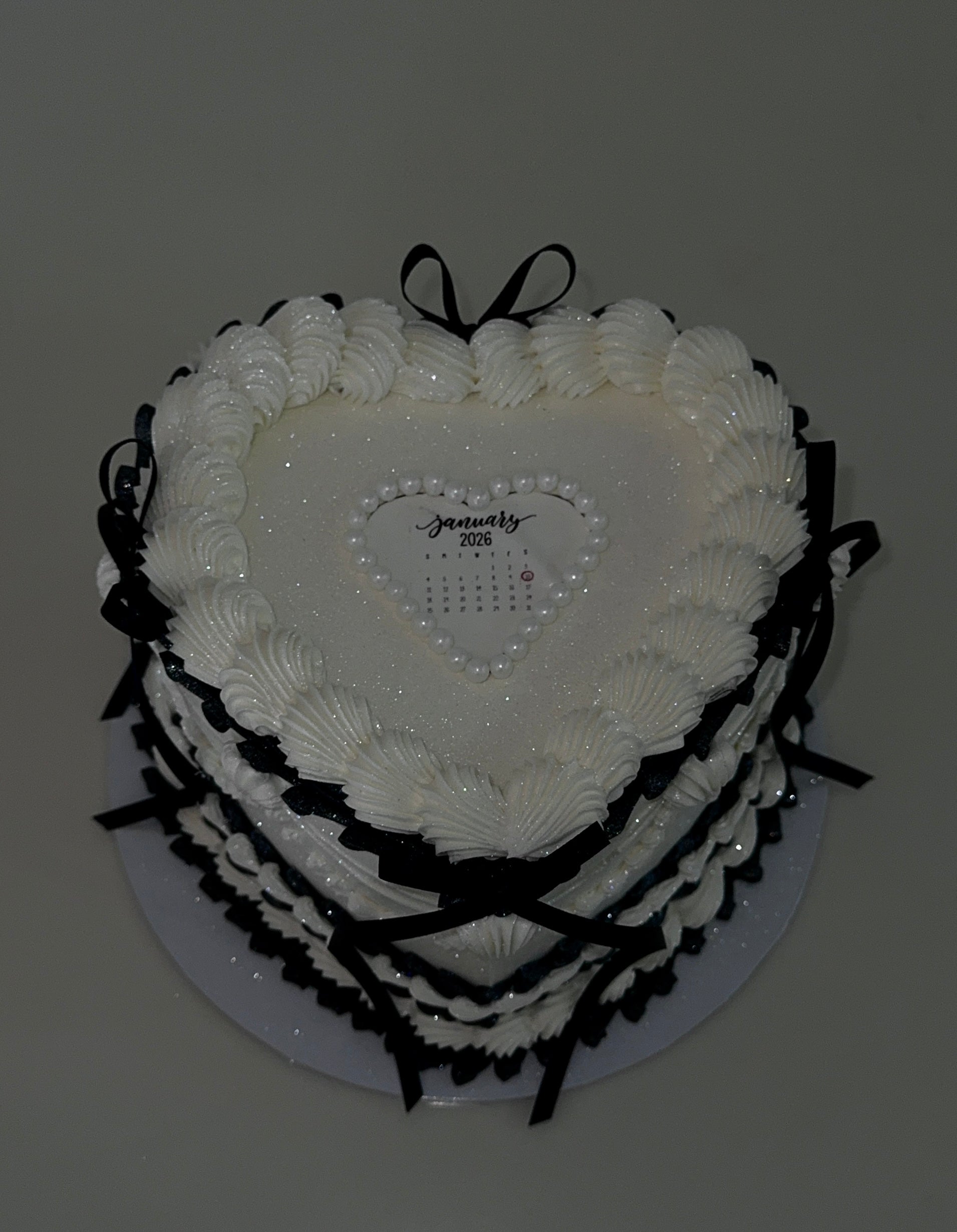 Vintage Heart Cake Pearl White & Black