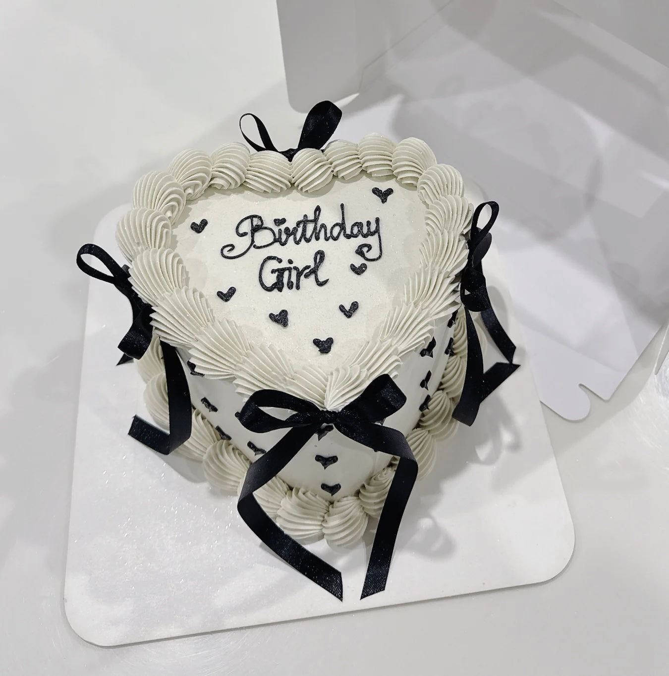 Heart Vintage cake with black bows
