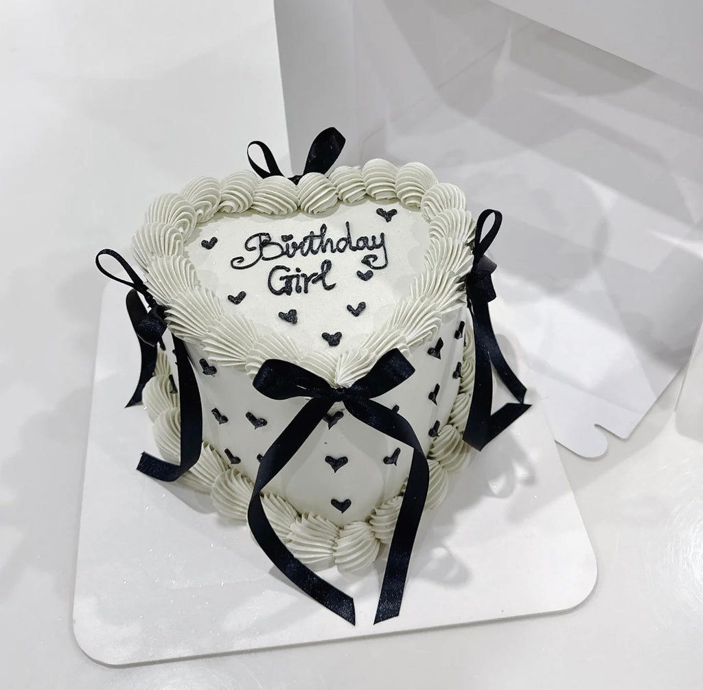 Heart Vintage cake with black bows