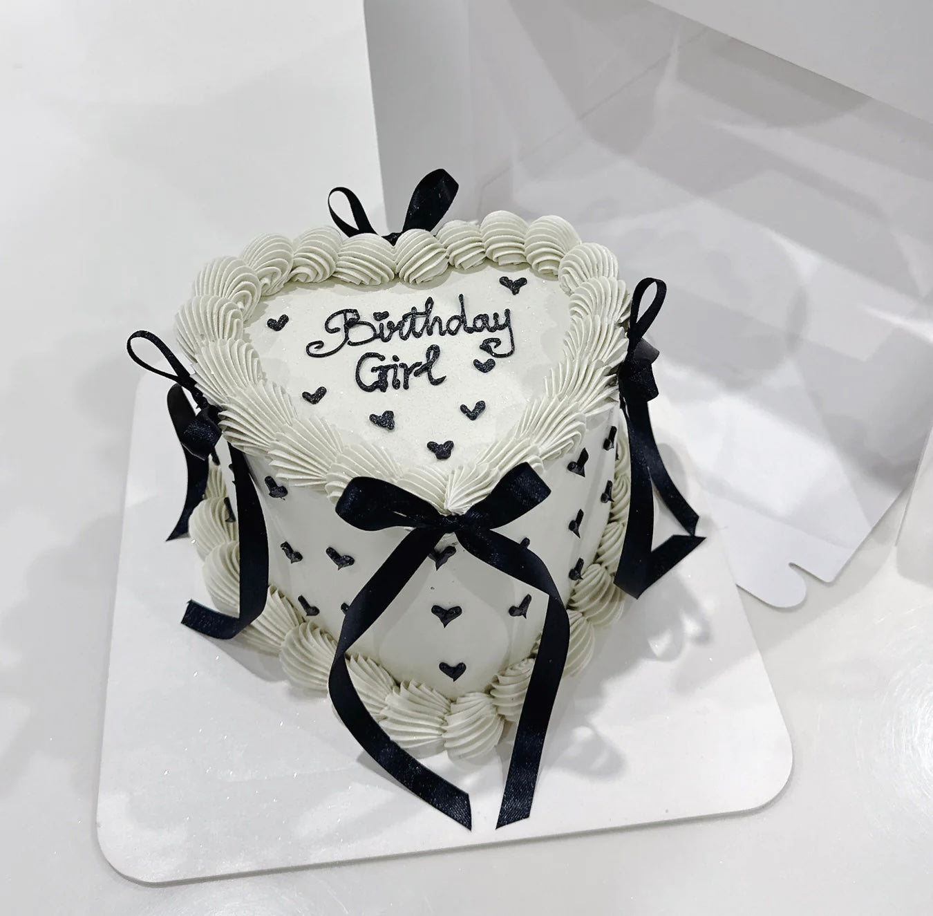Heart Vintage cake with black bows